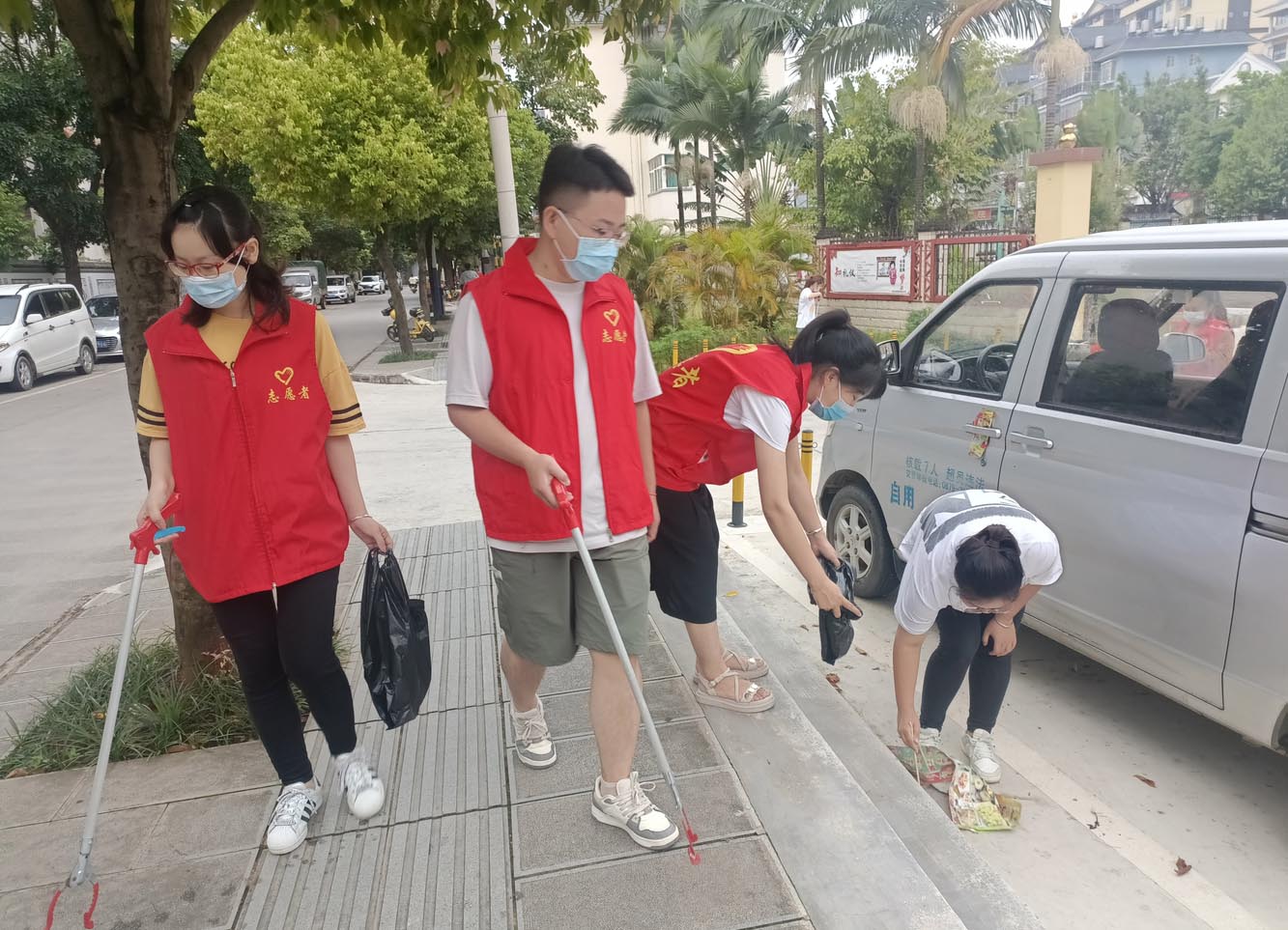 【文明同心 绽放青春】澜沧县妇幼保健院开展国际青年日爱国卫生志愿服务活动