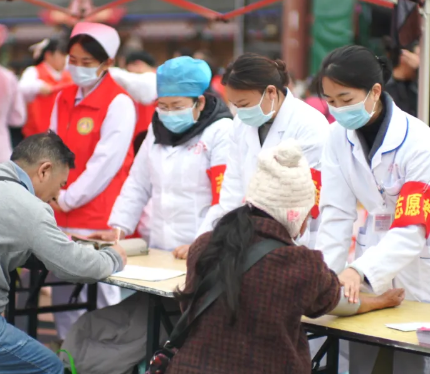牢记嘱托共奋进，民族团结谱新篇丨澜沧县妇幼保健院参与2025年“我们的节日·春节”暨“民族团结一家亲，我为群众送健康”红色义诊