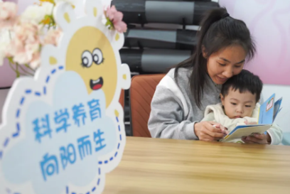 向日葵亲子小屋丨小手牵大手 书香伴成长——亲子读书会