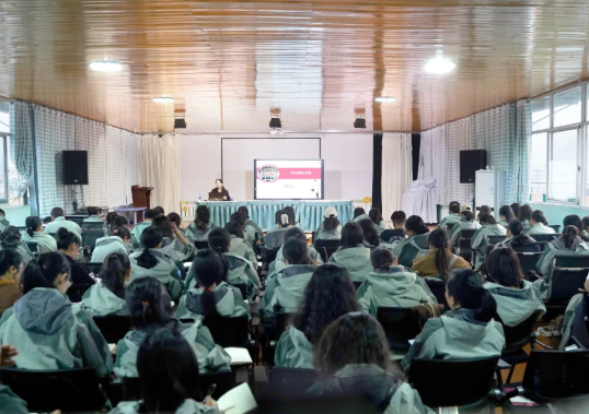 澜沧县妇幼保健院送健康进校园——两癌科普守护教职工健康