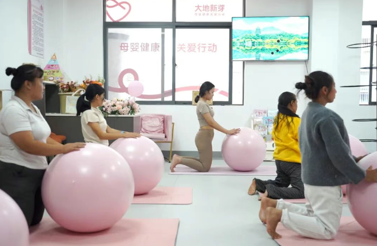 新芽养育活动丨以瑜伽为礼，致最美的你   ——母亲节主题活动圆满落幕